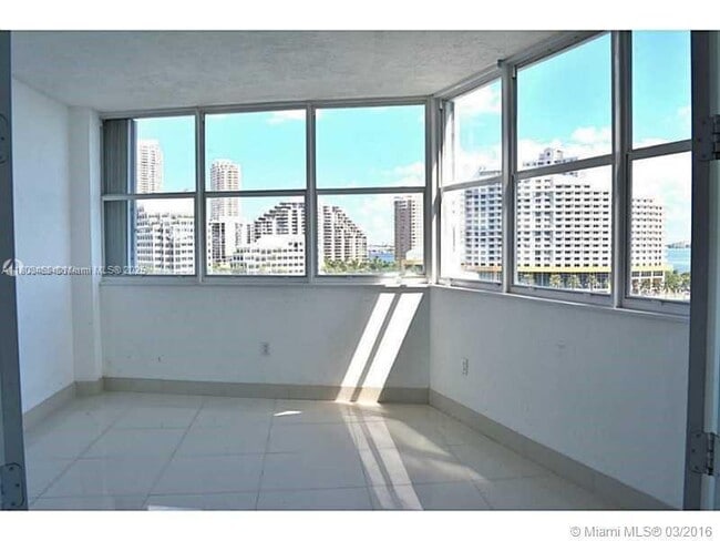 Foto del edificio - 905 Brickell Bay Dr