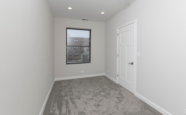 Building Photo - 2909 N Clark St