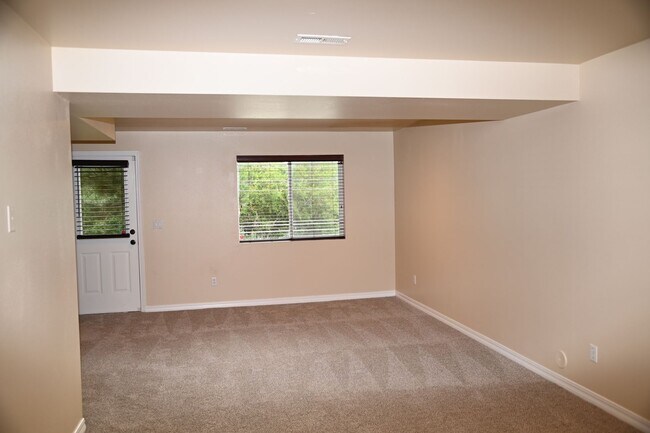 Foto del edificio - 3 Bedroom townhome NO deposit on 24 month ...