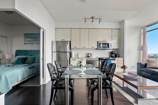 Building Photo - 832 Bay St.