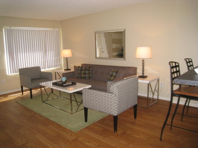 Foto del edificio - Villa Pacific Townhomes