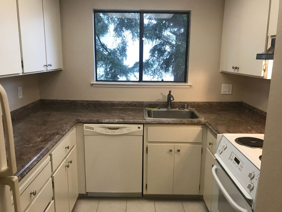 Foto principal - Available NOW! 2 Bedroom Condominium with ...