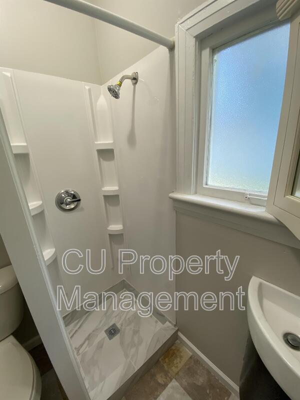 Building Photo - 615 W White St