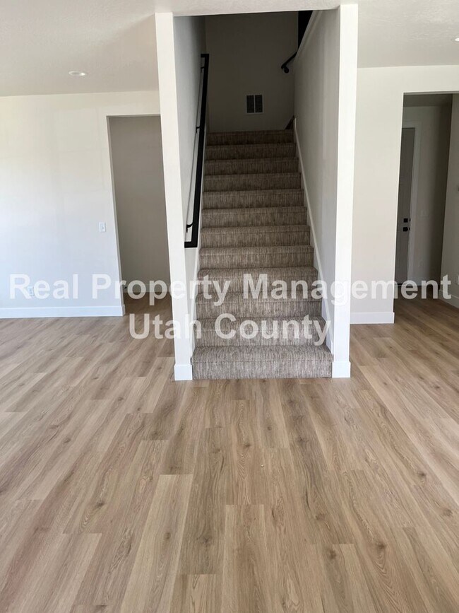 Building Photo - Large Square foot Home