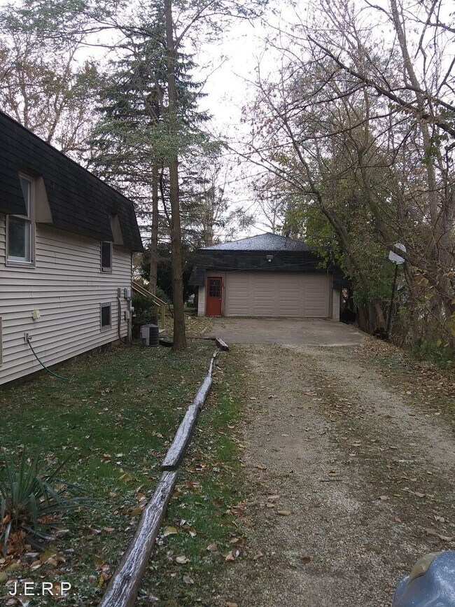 Building Photo - 2 br, 1 bath House - 120 S. Park St. - Unit-1