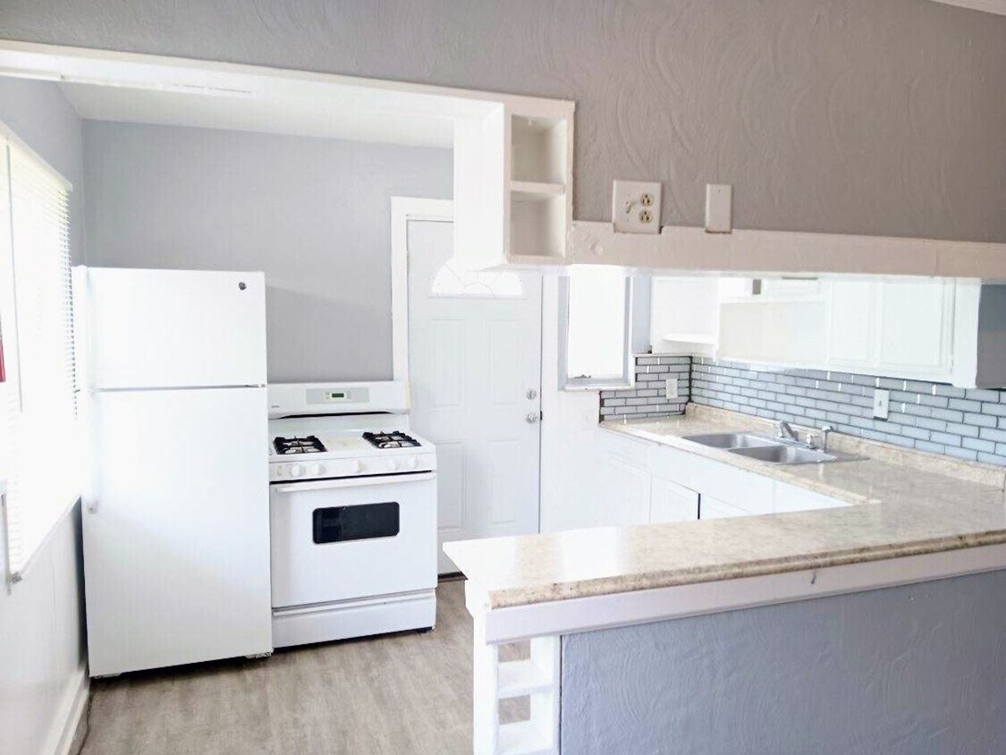 Foto principal - 396-398-398 S Powell Ave