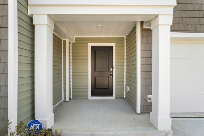 Building Photo - Beautiful 4-Bedroom 2.5 Bath Townhome