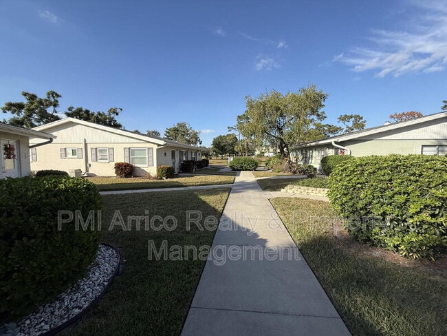 Foto del edificio - 2202 Clubhouse Dr