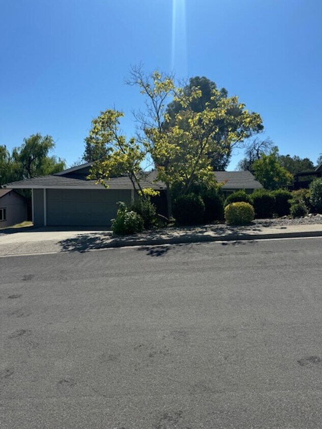 Foto principal - 3 Bedroom in North Redding on Greenbelt