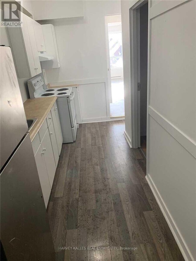 Photo du bâtiment - 881 St Clair Ave W