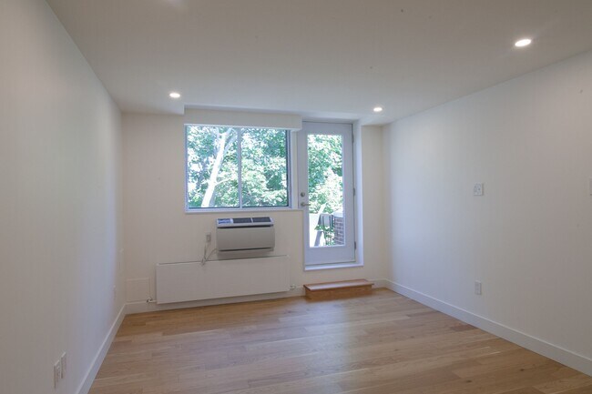 Building Photo - 4800 Maisonneuve Blvd W