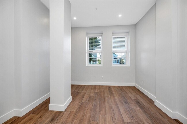 Foto del edificio - 241 W 6th St