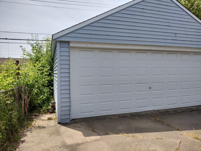 Building Photo - 21164 Woodward St