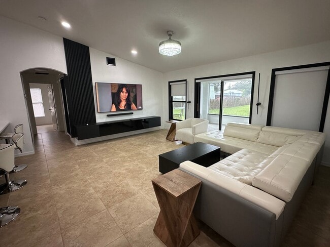 Foto del edificio - Modern 3-Bedroom Single-Family Home for Re...