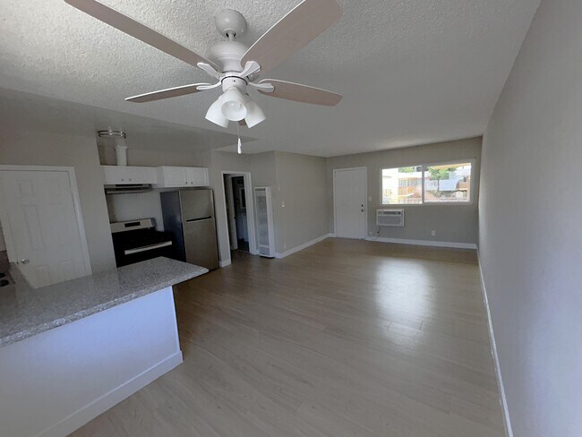 Foto del edificio - 8445 Tobias Ave