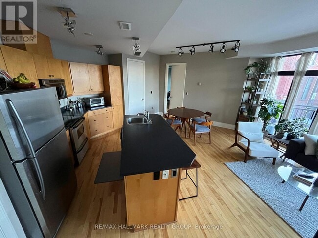 Building Photo - 260 Besserer St
