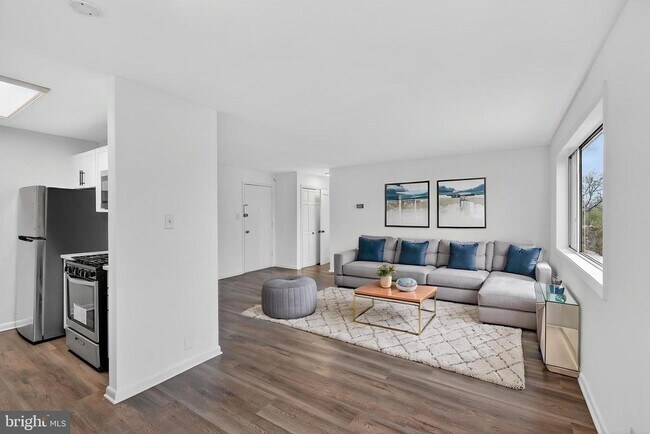 Foto del edificio - 4570 MacArthur Blvd NW