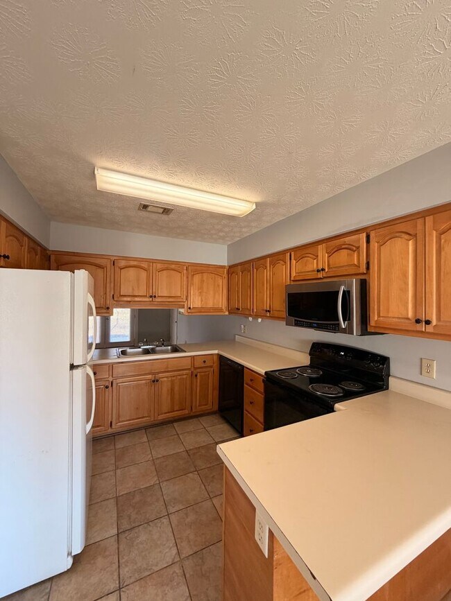 Building Photo - Renovated Duplex in Auburn!