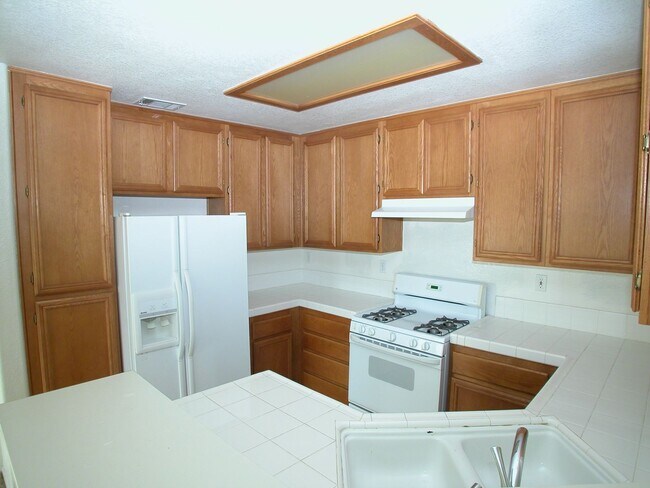 Building Photo - WOW! 2 bedroom, 2 bath Townhome in Capri!