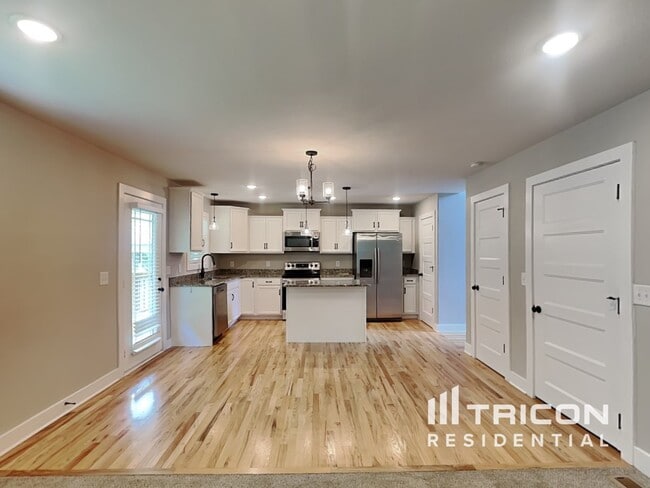 Building Photo - 525 Somerset Ln