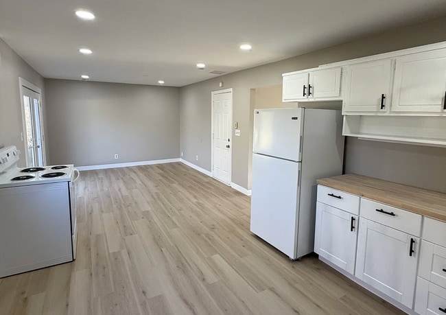 Building Photo - 3 bedroom 1 bathroom on a quiet street!