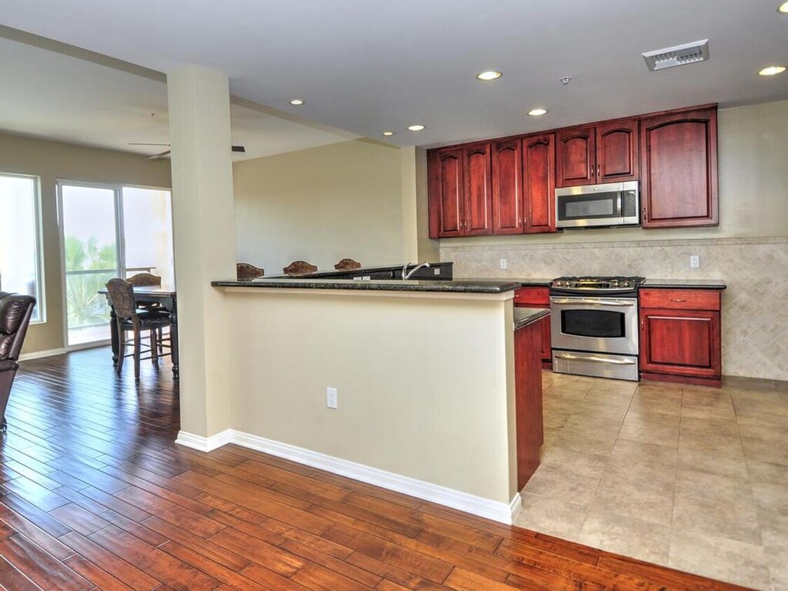 Foto principal - 2BR/2.5BA + Office! Ocean views from the l...