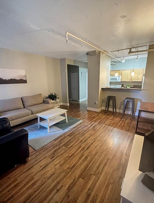 Building Photo - Executive 1 Bedroom Apartment right off 16th St. Mall - All Utilities Included!