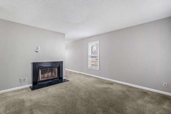 Foto del edificio - NE Home - Updated Kitchen and Bathrooms!  SS Appliances, Fire Place, Front Porch & Deck, Fenced Y...