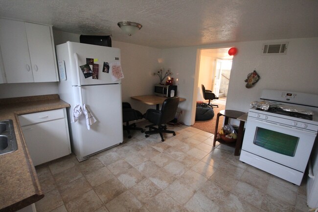 Building Photo - Cute 2 Bed/1 Bath Basement Apartment super...