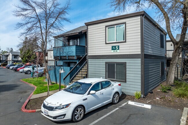 Vista alternativa del edificio - ReNew Fair Oaks