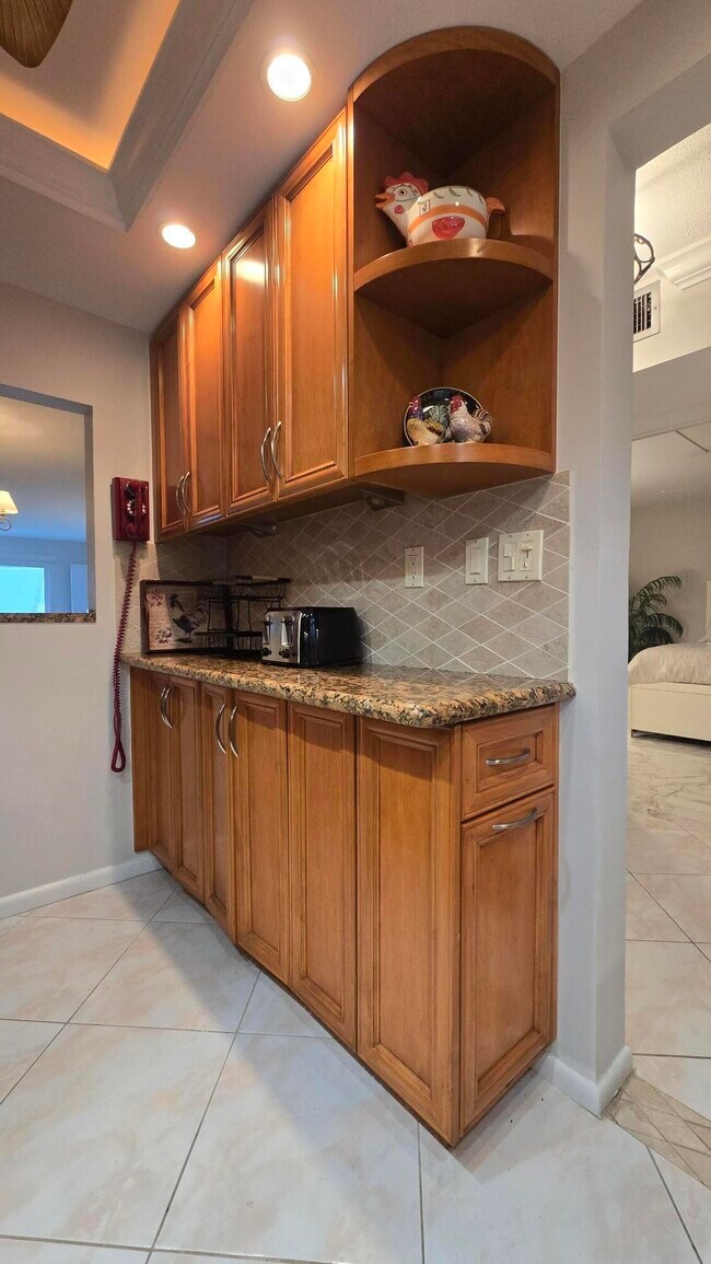 Building Photo - 1161 Hillsboro Mile