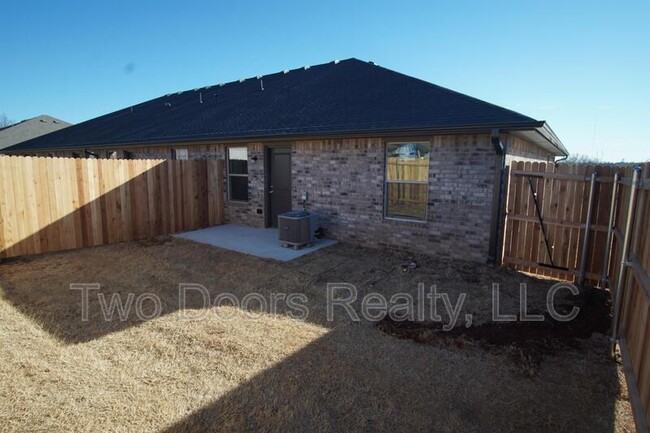 Building Photo - 435 Summit Ridge Dr