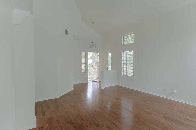 Building Photo - 3 Bedroom 2.5 Bathroom | Spacious Corner Lot Home | Ventura Brock Hills| Ventura