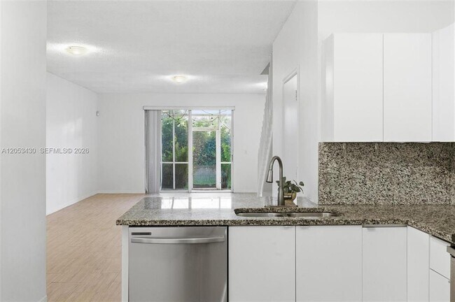 Building Photo - 2066 Madeira Dr