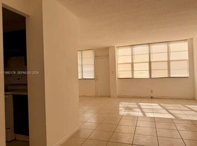 Foto del edificio - 2025 NE 164th St