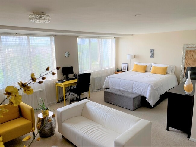 Building Photo - 10401 Grosvenor Pl