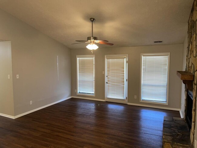 Building Photo - 1849 Tryon Dr