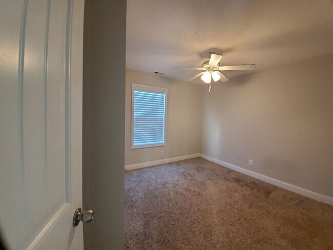 Foto del edificio - 3 Bedroom 2 Full Bath Dog Friendly Home For Rent!
