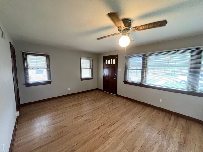 Building Photo - Stunning 2 Bedroom 1 Bath Brick Home! - Pr...