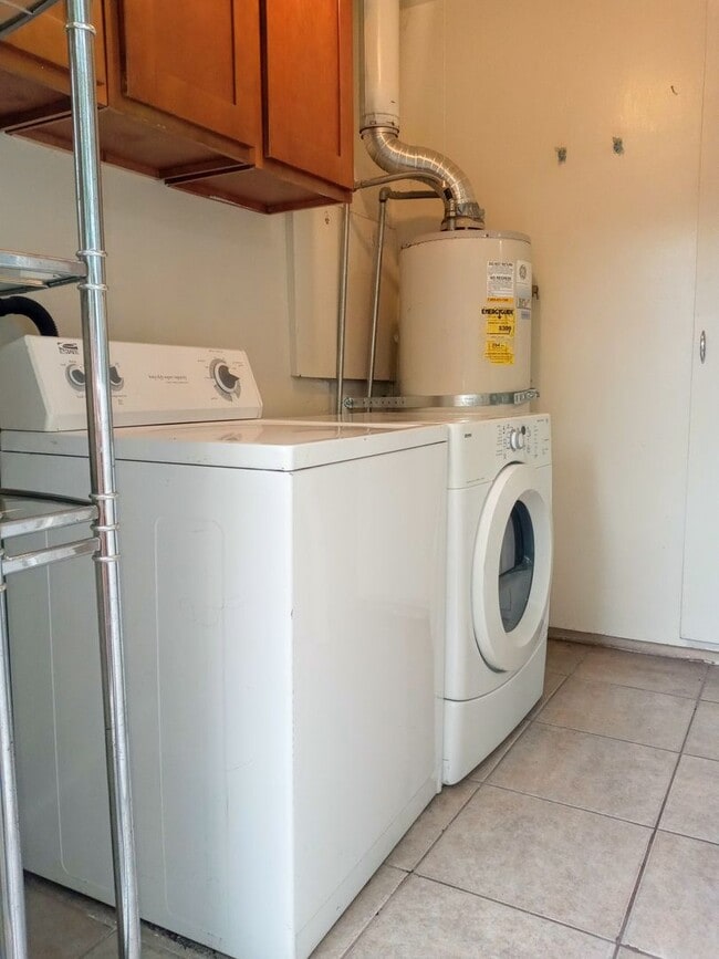 Building Photo - LAUR62-64