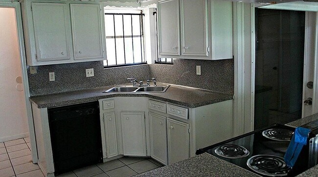 Foto del edificio - 6666 Laughlin Dr