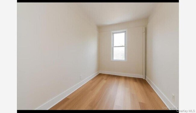 Foto del edificio - 959 Van Nest Ave