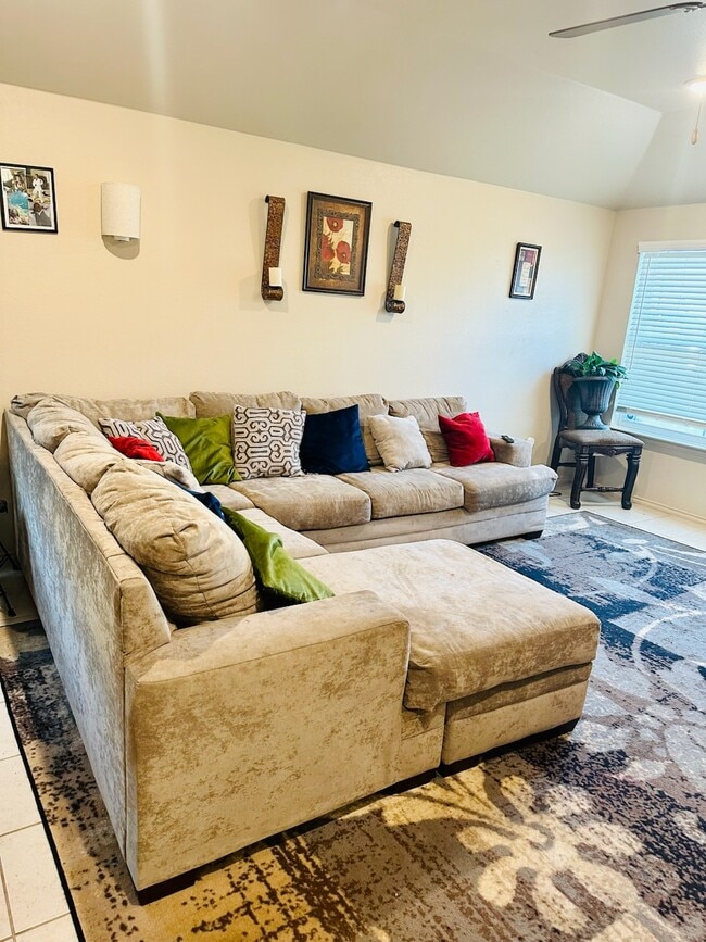 Building Photo - 1705 Castroville Trl