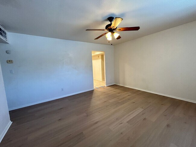 Foto del edificio - Just updated, 3 Bed 1 Bath, Living Room and Family Room, -NO HOA!!