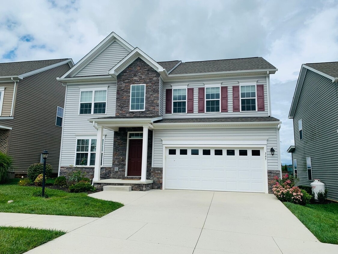 4 Bedroom, 2.5 Bath House - 4 Bedroom, 2.5 Bath House