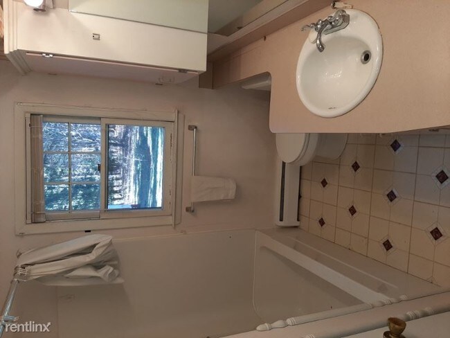 Foto del edificio - 3 br, 1 bath House - 636 New Harwinton Road