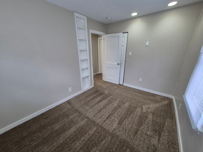 Foto del edificio - 2 bedroom home with 1+ car garage, pet fri...