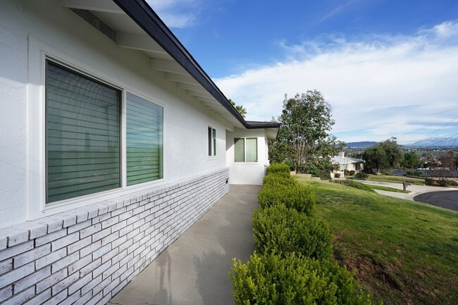 Building Photo - Beautiful Yucaipa Home with Private Garage