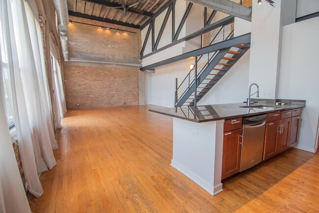 Building Photo - 1165 E 63rd St
