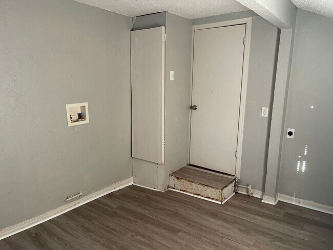 Building Photo - 4 br, 1 bath House - 4216 SE 25th St.
